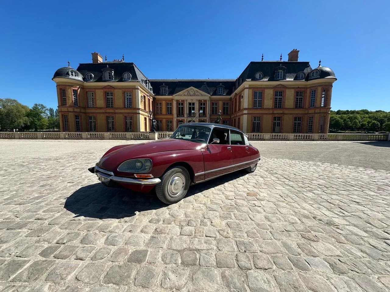 Louer une voiture de collection pour un tournage : le guide