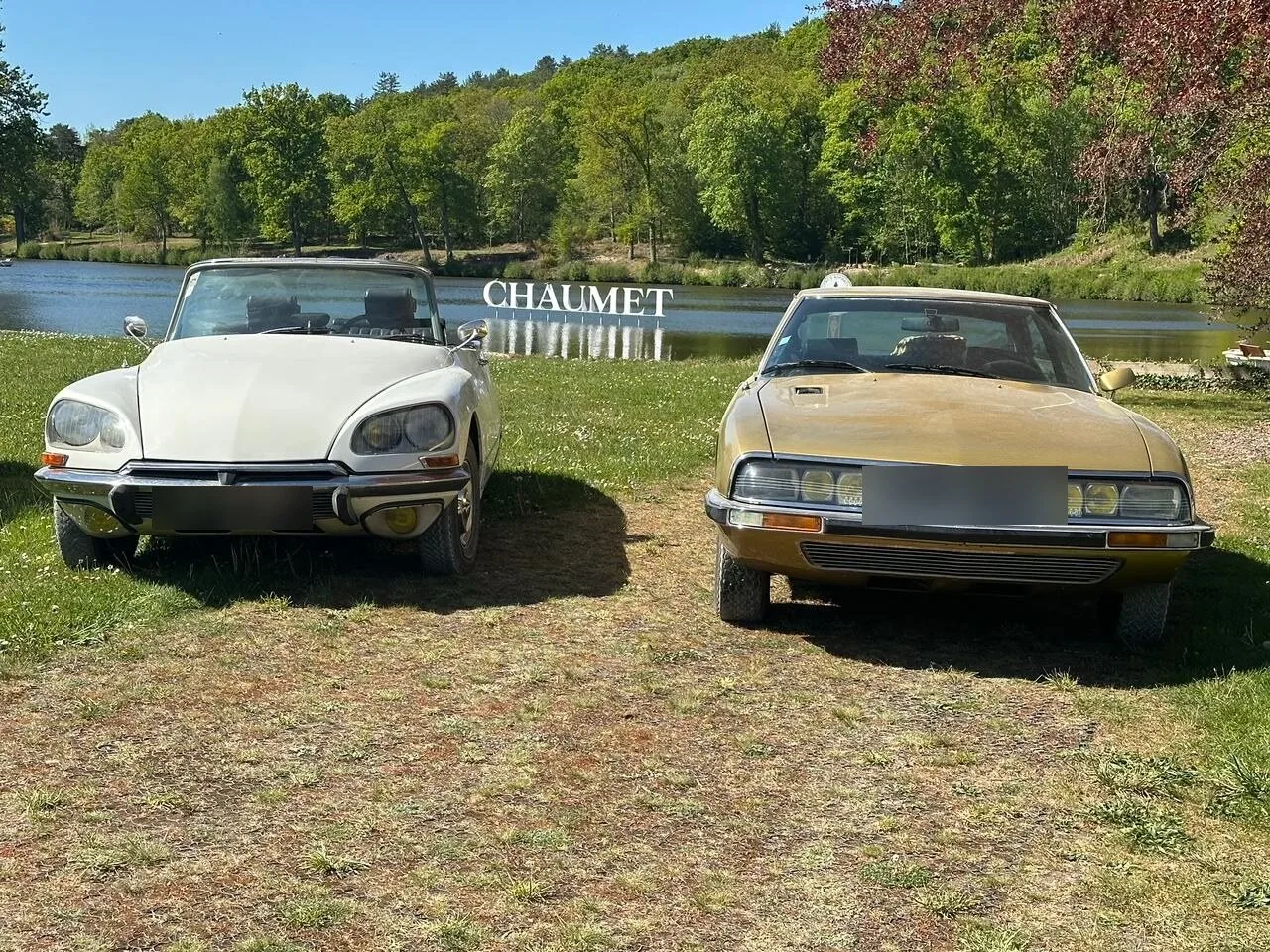Citroen DS cabriolet et Citroen SM cote a cote
