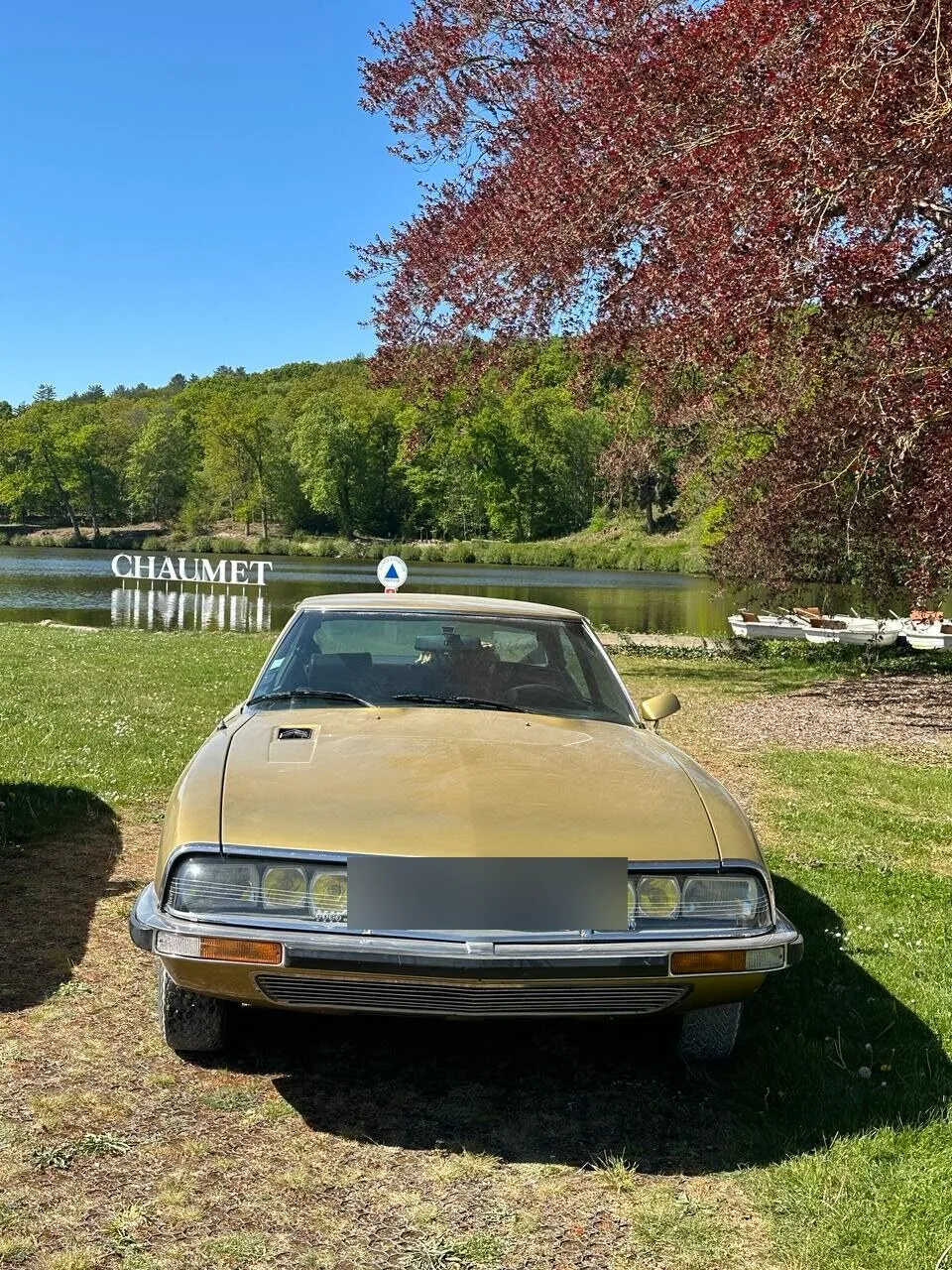 Citroën SM dorée au bord d'un lac, sur un tournage
