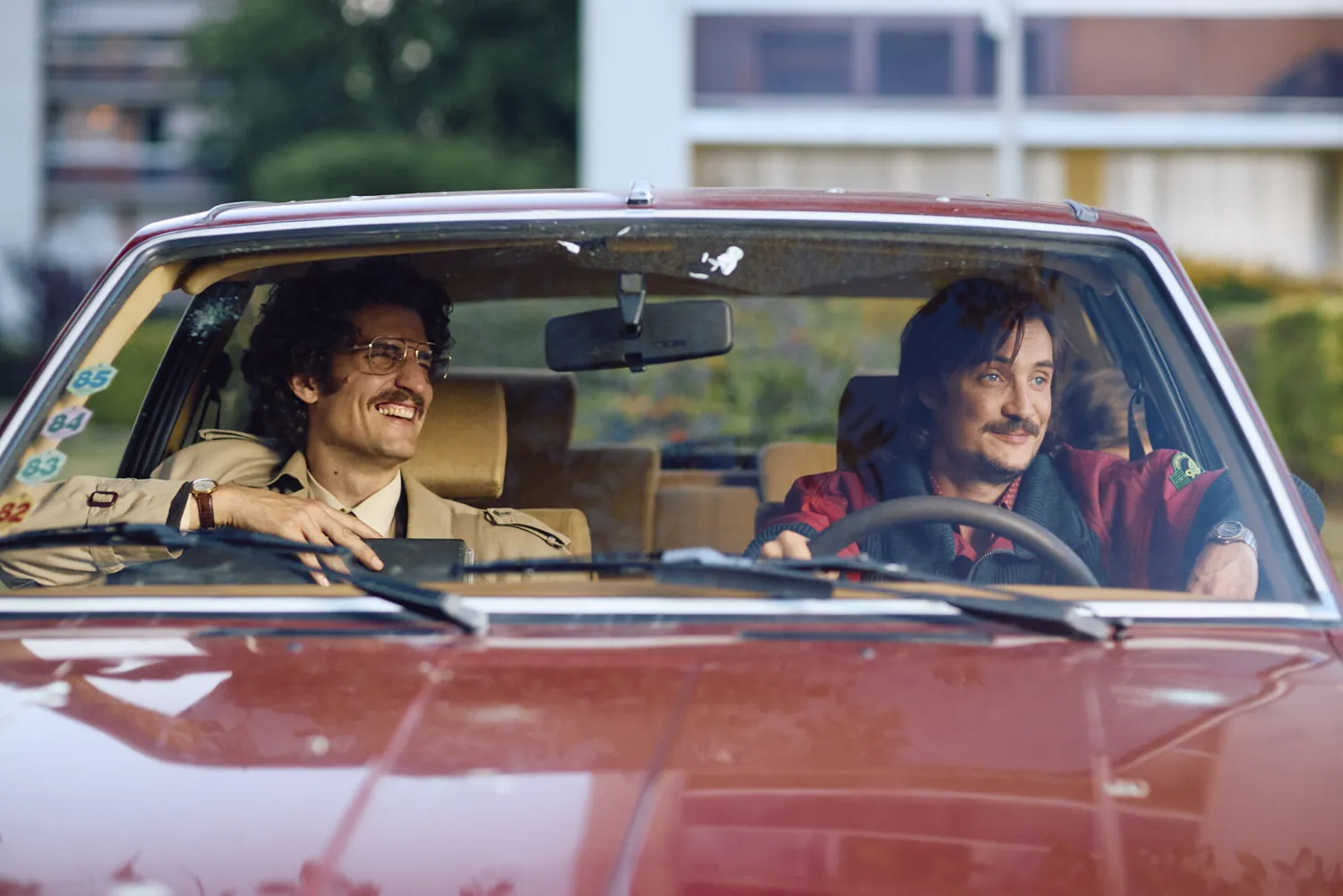 Deux acteurs dans une voiture des annees 80, film Juste une illusion