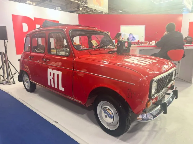 Une Renault 4 pour habiller un plateau RTL