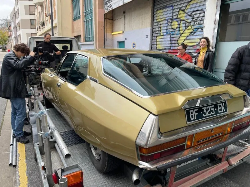 Une voiture en route vers son prochain plateau