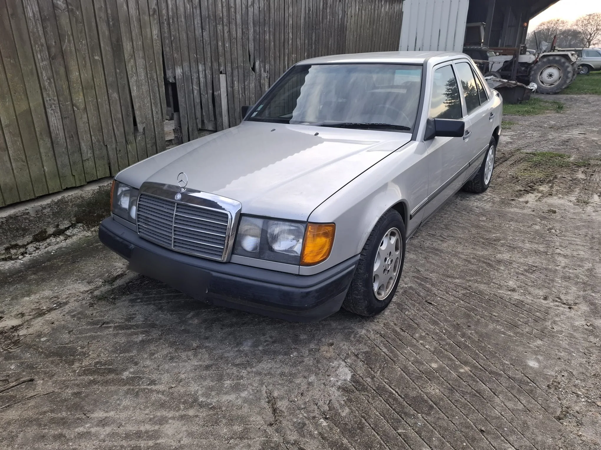 Mercedes-Benz W124 grise, Années 80 · Berline · 1989