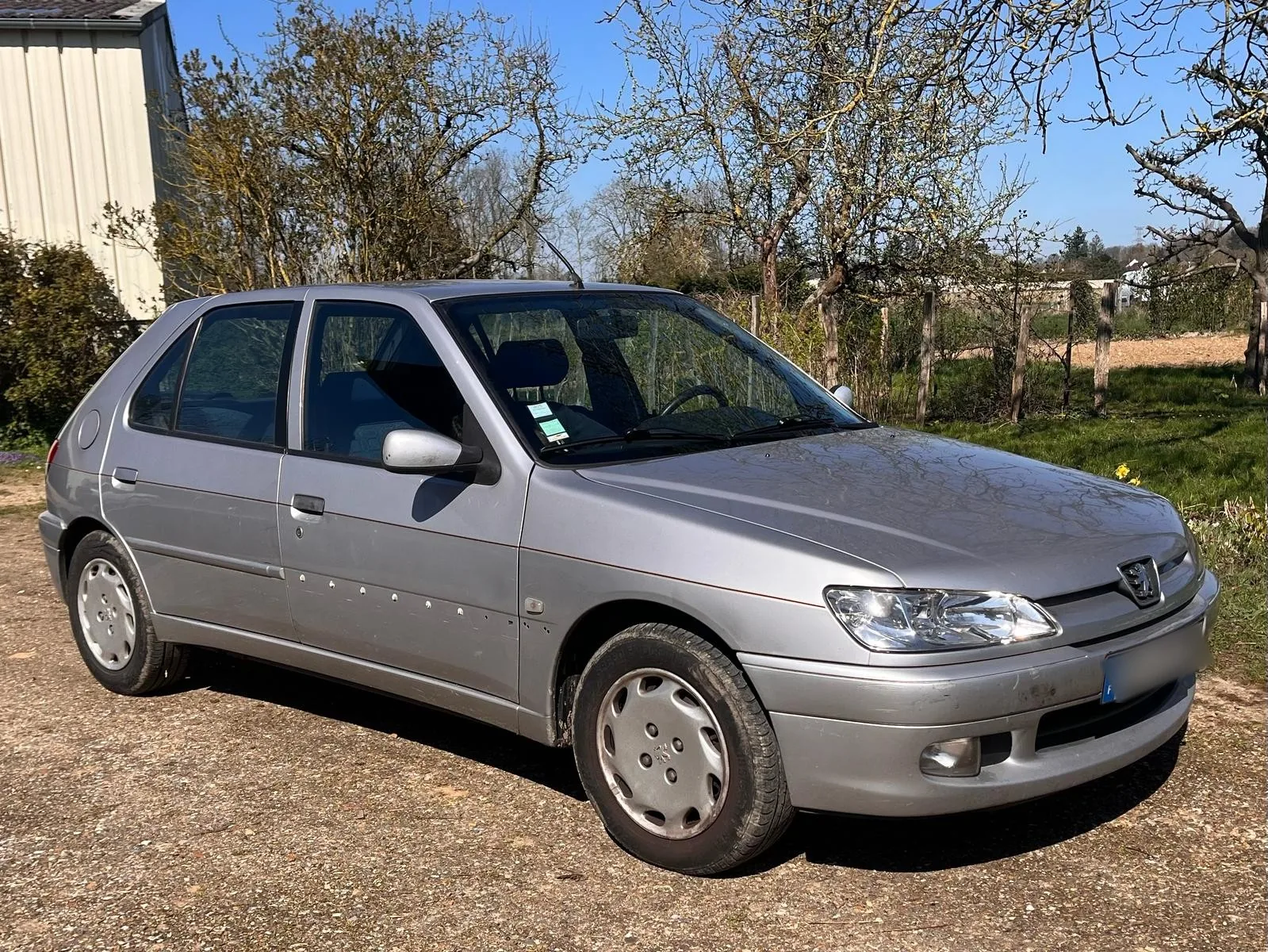 Peugeot 306 grise, Années 90 · Berline · 1999