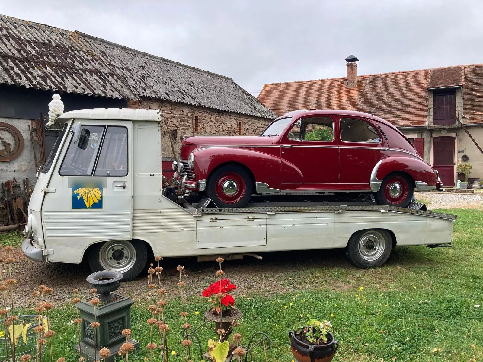 Une voiture de la collection sur un tournage, dans une rue d'époque