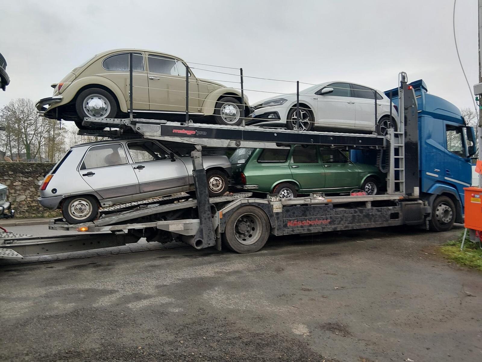 Voitures de collection chargées pour le convoyage vers un tournage