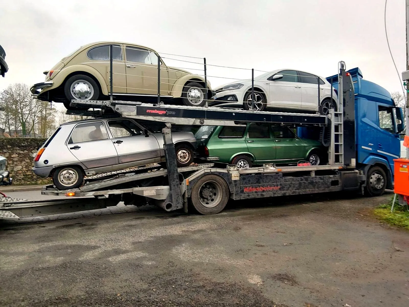 Voitures de collection chargées pour le convoyage vers un tournage
