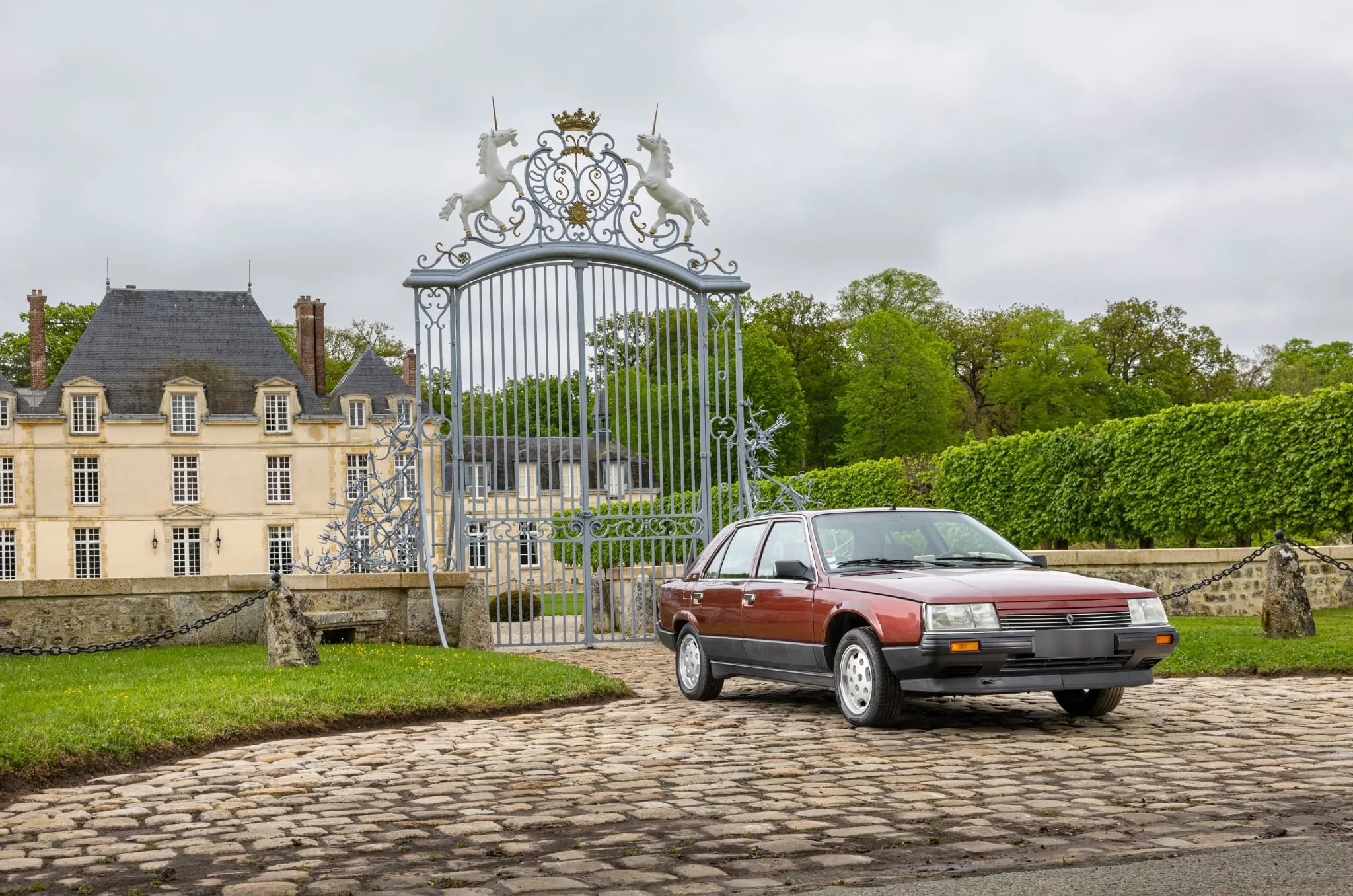 Renault 25 bordeaux, Années 80 · Berline · 1985