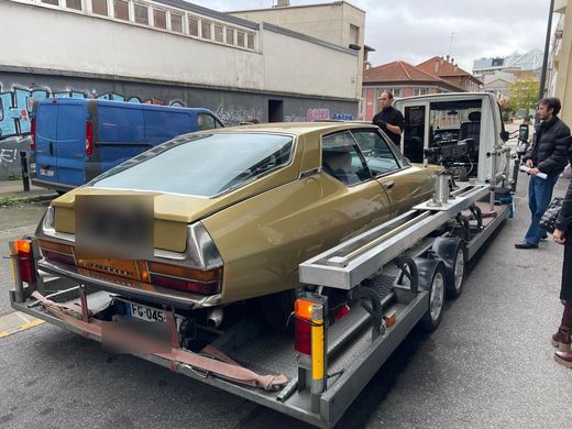 Citroen SM doree sur le plateau