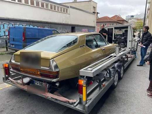 Citroen SM doree sur le plateau