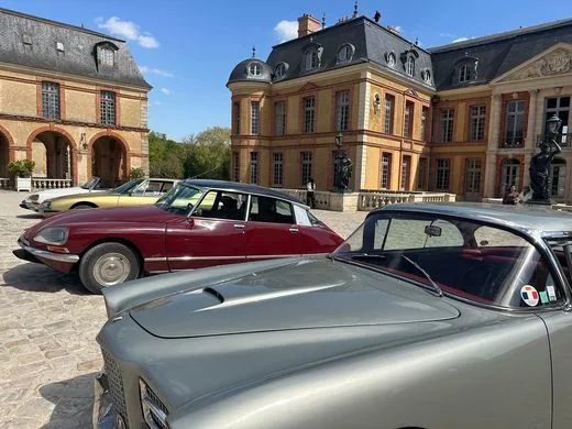 Voitures de collection devant un chateau
