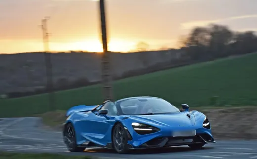 McLaren 765 LT, Supercar moderne · Bleue