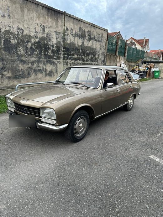 Peugeot 504 beige, Années 70 · Berline