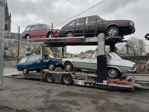 Convoi de voitures en route vers le plateau
