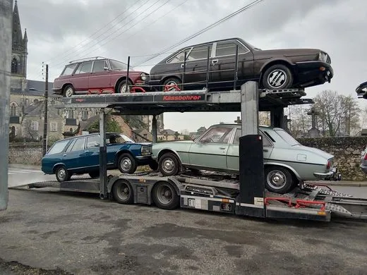 Convoi de voitures en route vers le plateau