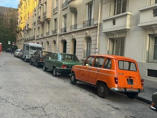 Renault 4L orange sur un tournage