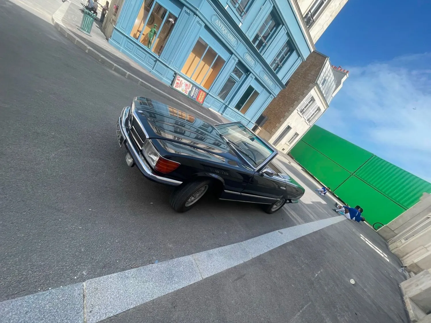 Mercedes SL sombre sur les paves de Paris, tournage du clip de Snow Man